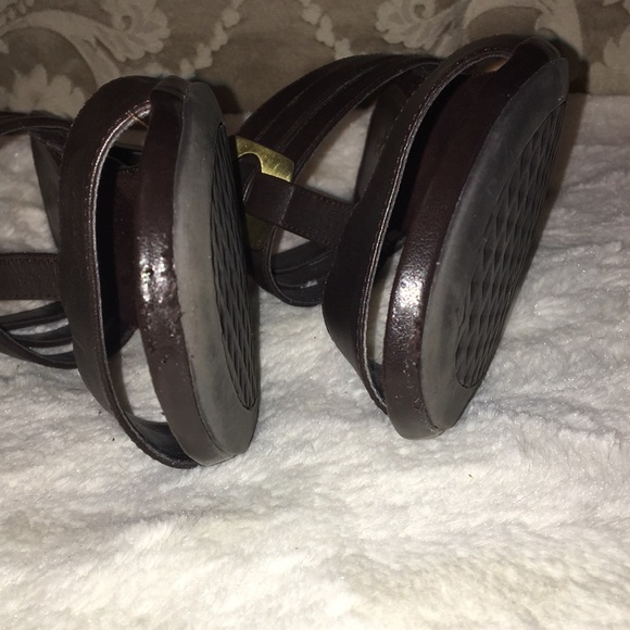 Brown sandals with brass accent - Picture 6 of 7